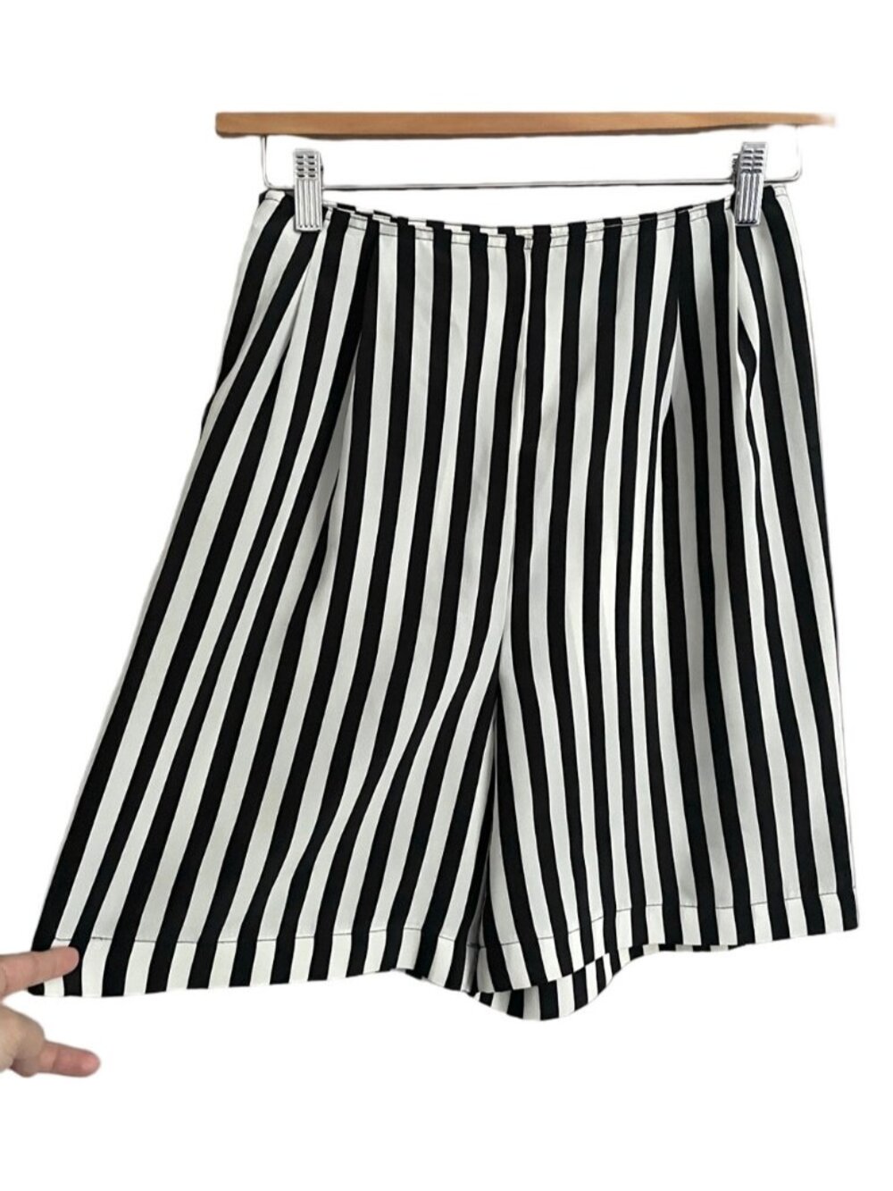 Black & White Vertical Striped 6" Shorts - Small